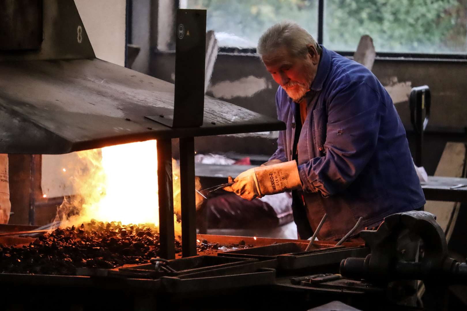 Ein Metallarbeiter bei der Metallverarbeitung. Veranstaltungsbild für Durchstarten in der Metallbranche.