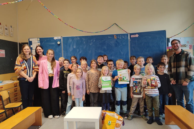 Gruppenbild zur Zertifizierung der Grundschule am Rotenberg als Haus in dem Kinder forschen.