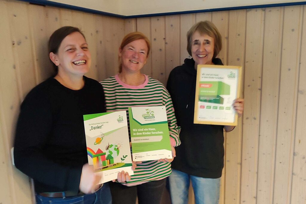 Katharina Kowalski und Sabrina Dix (Erzieherinnen beim Kinderhof am Katelbach) sowie Dagmar Hilz (Kitaleitung beim Kinderhof am Katelbach) freuen sich über die Re-Zertifizierung als "Haus, in dem Kinder forschen".