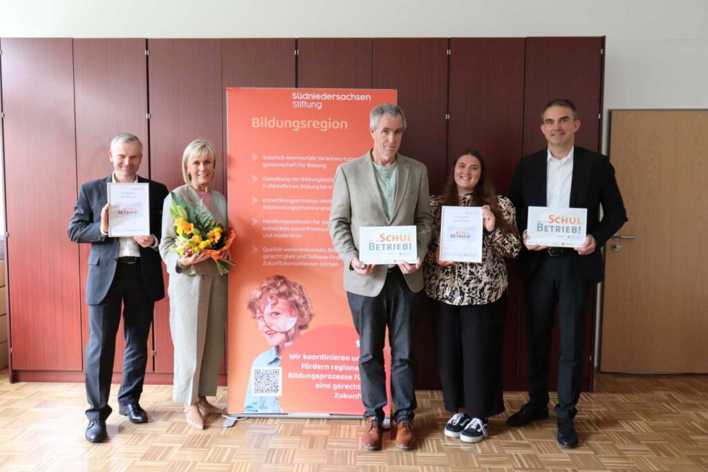 Die SchulBetrieb-Kooperation ist erneut zwischen Gymnasium Uslar und Volksbank Solling eG besiegelt.