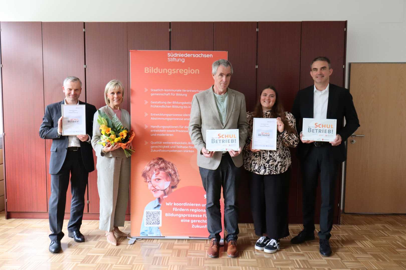 Die SchulBetrieb-Kooperation ist erneut zwischen Gymnasium Uslar und Volksbank Solling eG besiegelt.