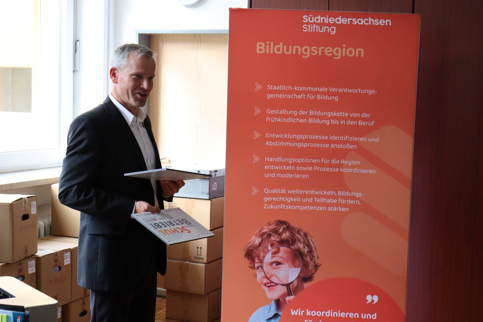 Die SchulBetrieb-Kooperation ist erneut zwischen Gymnasium Uslar und Volksbank Solling eG besiegelt.