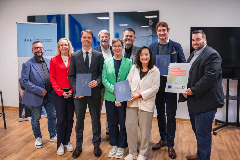 Bescheidübergabe im neuen Projekt „SEE Future - Social Entrepreneurship Education“ von der PFH, das von der Zukunftsregion Südniedersachsen gefördert wird. Von links nach rechts: Nicolas Westermeier (Landkreis Holzminden), Landtagsabgeordnete Karola Margraf, Kreisrat Conrad Finger (Landkreis Göttingen), Prof. Dr. Frank Albe (Präsident der PFH Göttingen), Landesbeauftragte Dr. Ulrike Witt (ArL Braunschweig), Landtagsabgeordneter Christian Frölich, Landrätin Astrid Klinkert-Kittel (Landkreis Northeim), Prof. Dr. Bernhard Vollmar (PFH Göttingen) und Rico Krieger (Regionalmanagement Zukunftsregion Südniedersachsen).