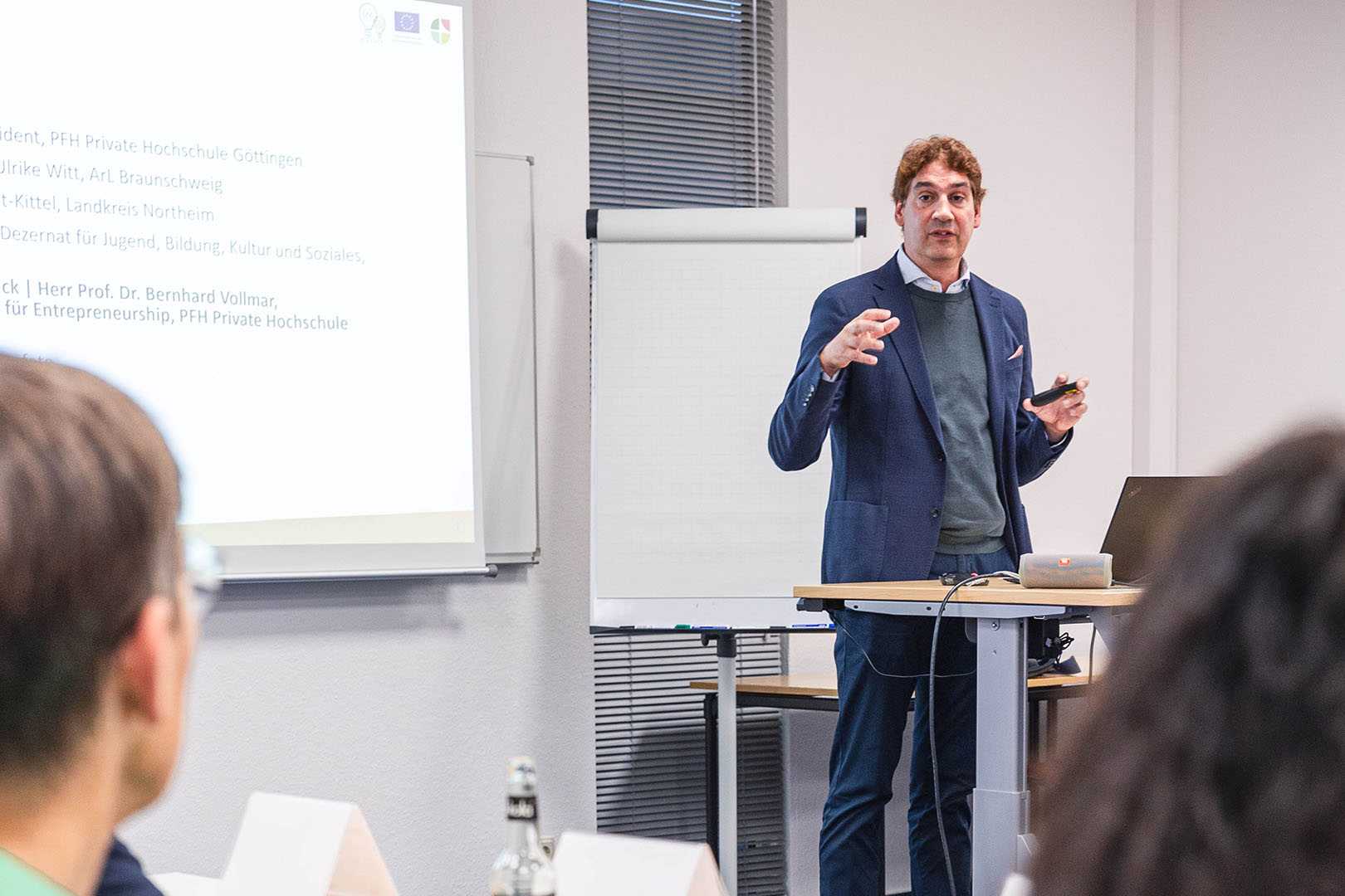 Prof. Dr. Bernhard Vollmar, Projektverantwortlicher der PFH Göttingen, stellt das Projekt „SEE Future – Social Entrepreneurship Education“ vor.