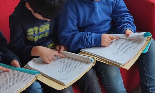 Eine Gruppe von Schüler:innen ließt bei dem Projekt Leseband.